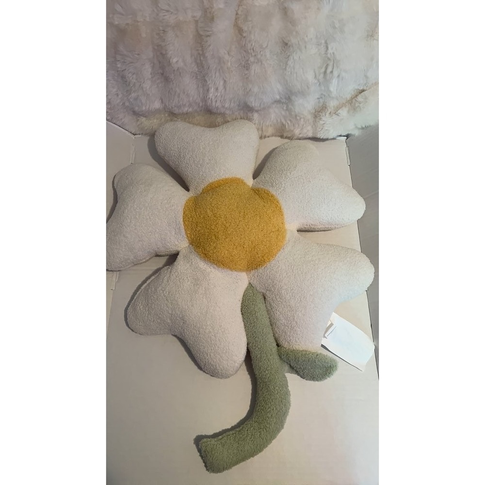 Vintage Flower-Shaped Plush Pillow